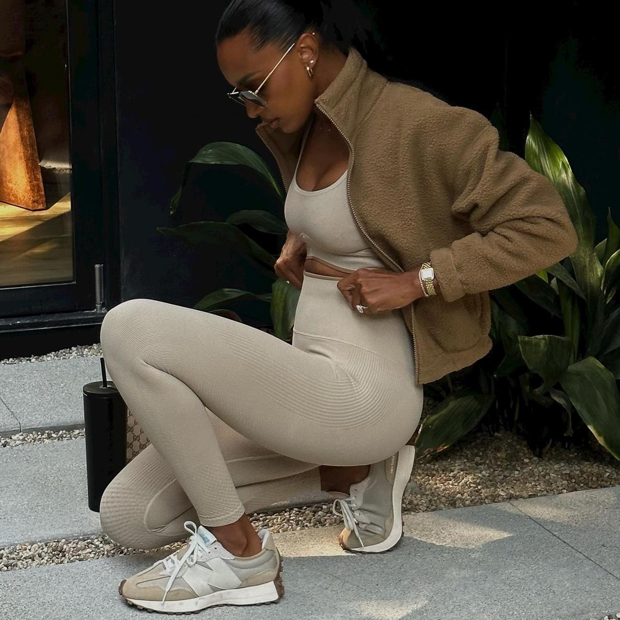 Mujer estirando con ropa deportiva. / 