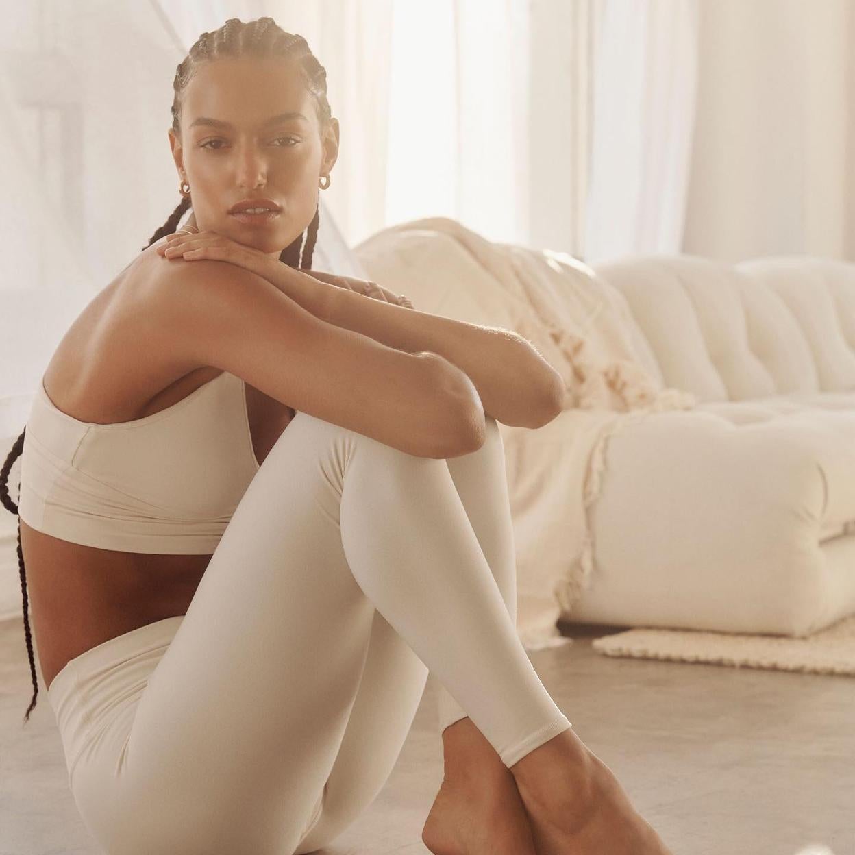 Mujer con ropa deportiva. /