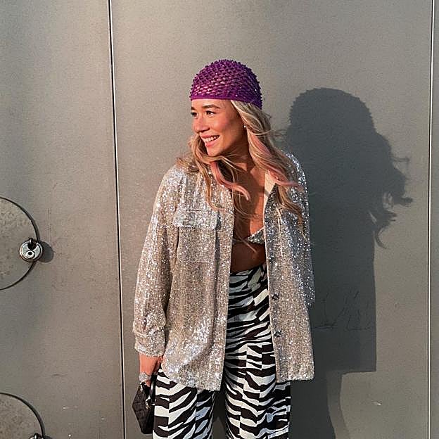 Sobrecamisa de lentejuelas con pantalones estampados