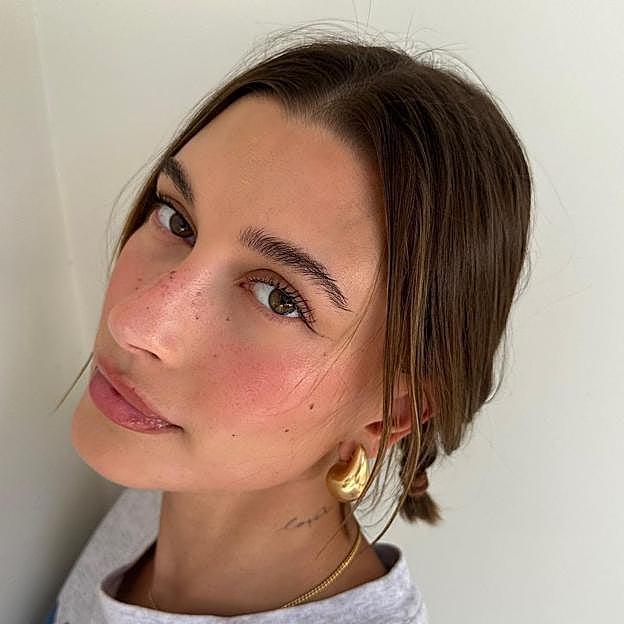 Hailey Bieber con strawberry makeup