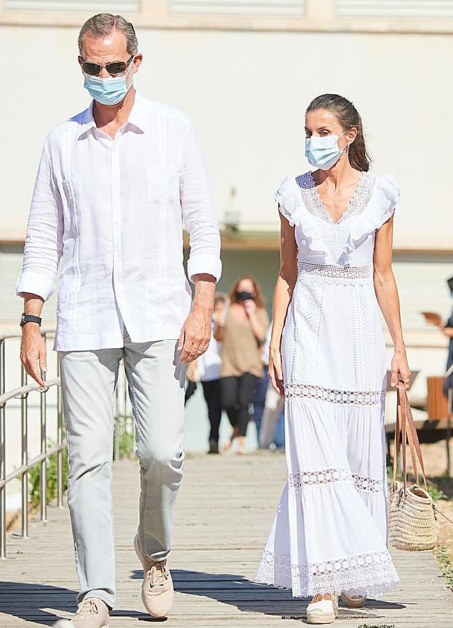 Imagen - El vestido de Charo Ruiz que la reina Letizia lució en Ibiza en 2020 y que, ahora, ha llevado Victoria Federica en color negro. 