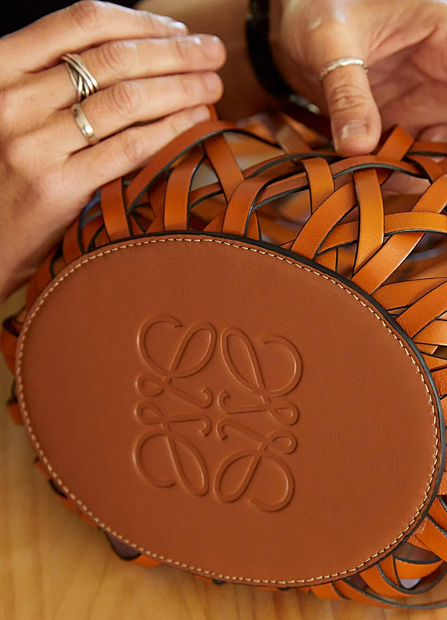 Imagen - Detalle de la confección a mano de los bolsos de piel de Loewe.