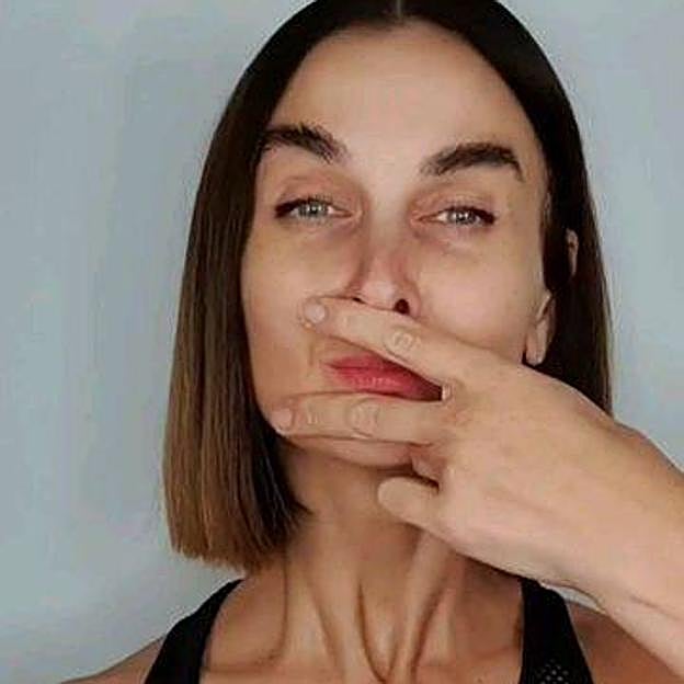 Mujer practicando ejercicios faciales para la boca