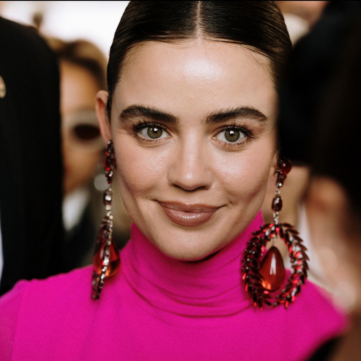 Famosa con una de las tendencias en cejas para 2024