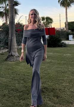 Imagen secundaria 2 - Las influencers con el conjunto gris.