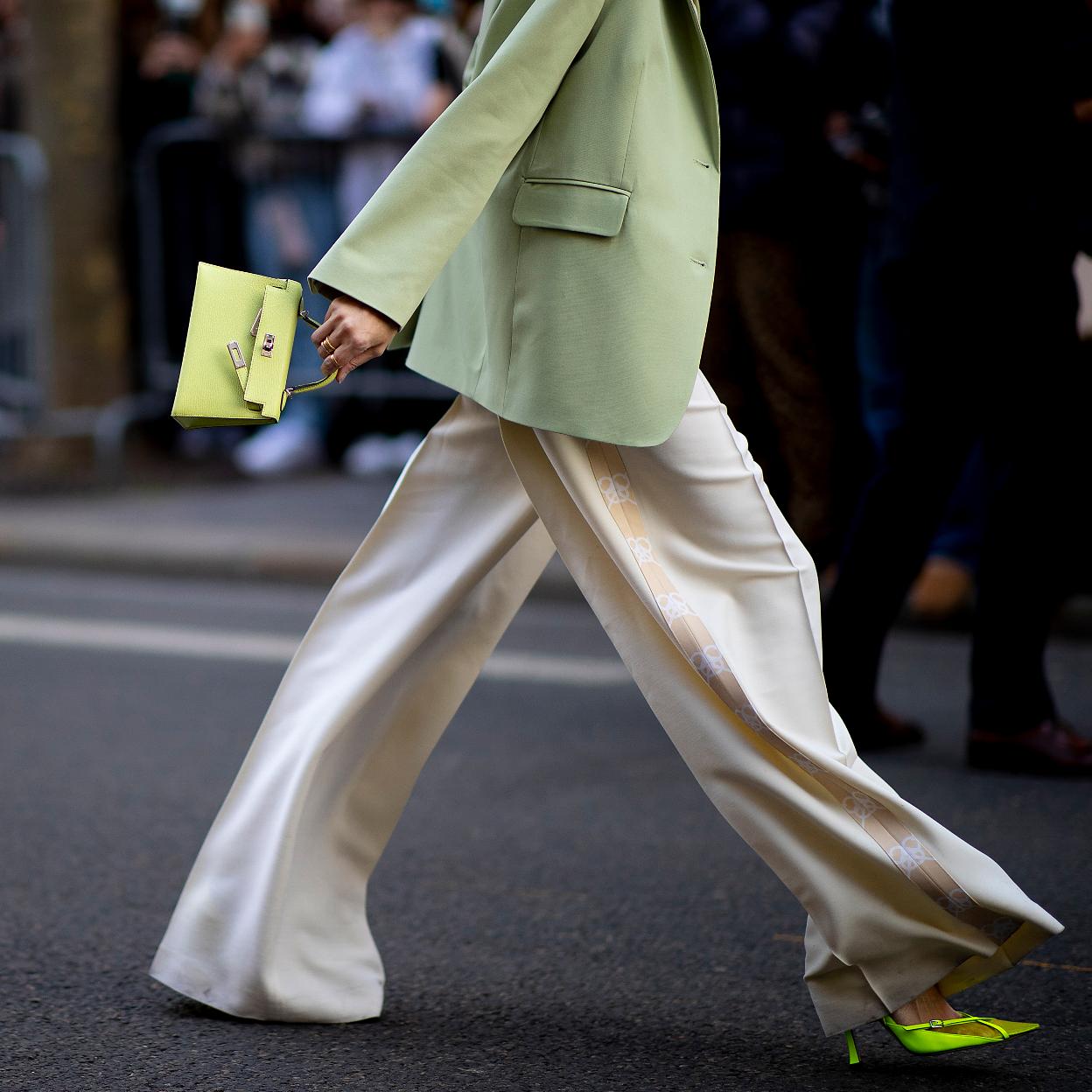 Un look con pantalones blancos.