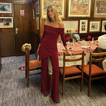 Imagen secundaria 1 - Las influencers con el conjunto granate.