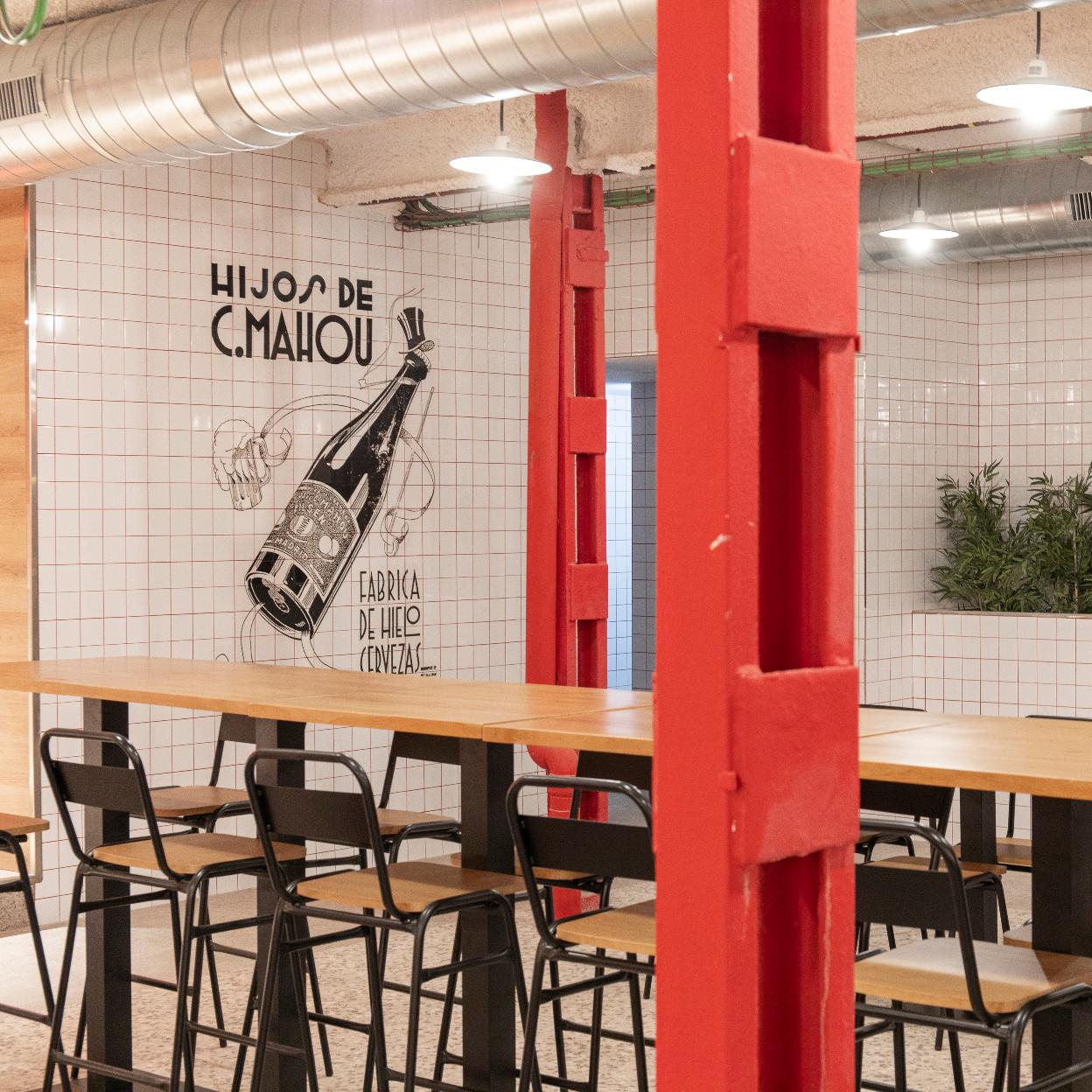 La zona de mesas compartidas del Mercado de San Leopoldo, un espacio con posibilidades gastronómicas para todos los gustos.