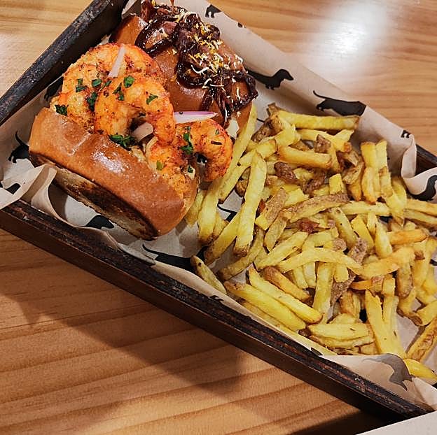 Los originales hot dogs de Döggo, una de las propuestas gastronómicas que encontramos en el Mercado de San Leopoldo.