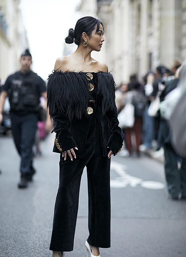 Imagen - Traje negro con hombros descubiertos.