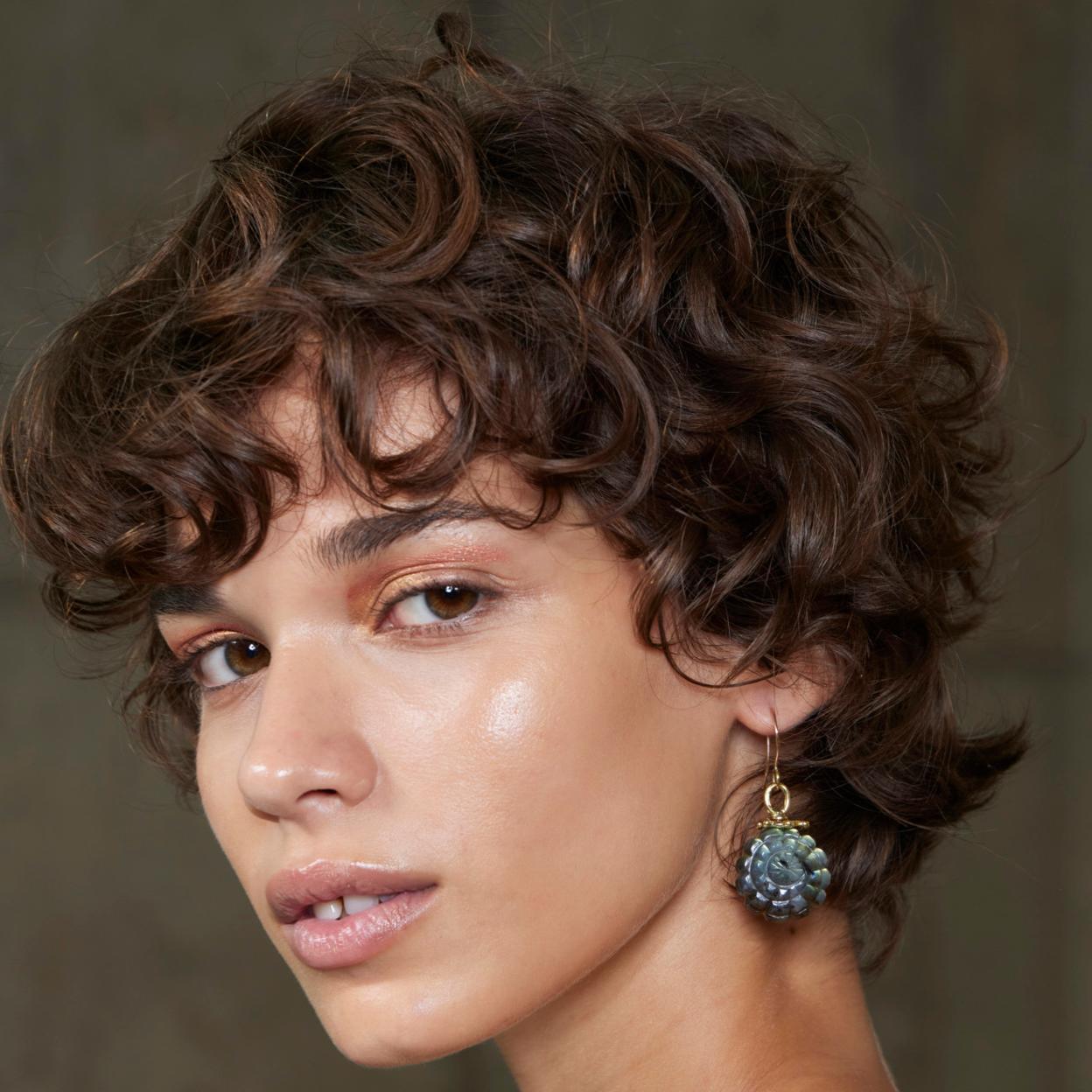 Una mujer con el pelo rizado.