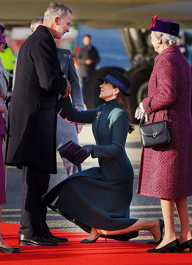 Imagen - Reverencia de Mary de Dinamarca al rey Felipe VI/GETTY IMAGES