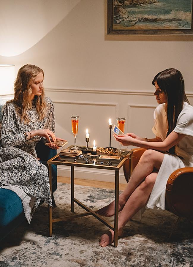 Imagen - Mujeres con cartas del Tarot/PEXELS