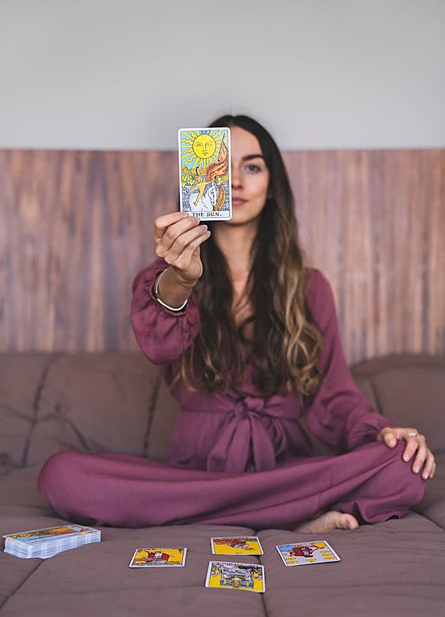 Imagen - Mujer con cartas del Tarot/PEXELS