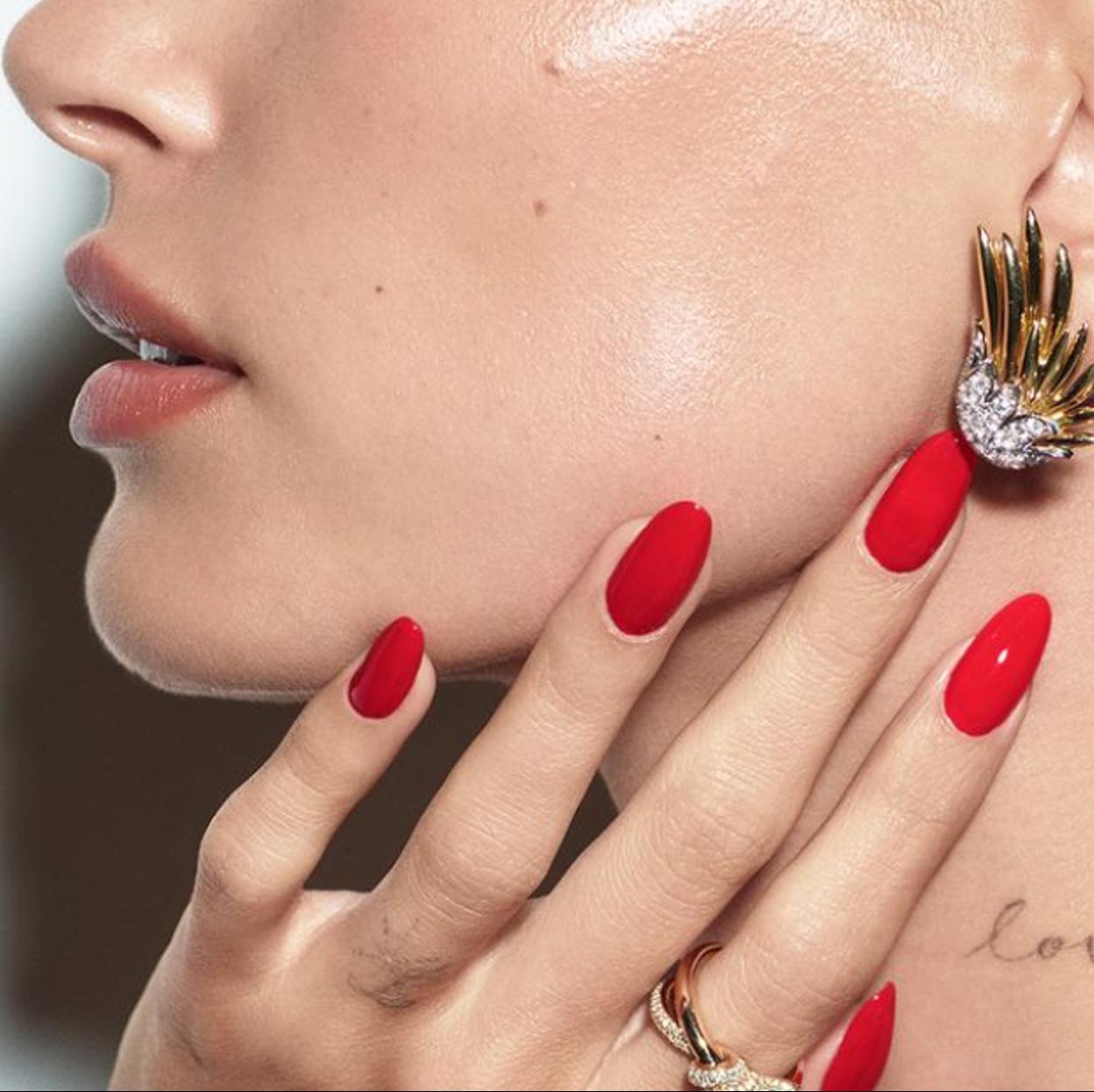 Hailey Bieber con uñas rojas en una campaña de Tiffany & Co.