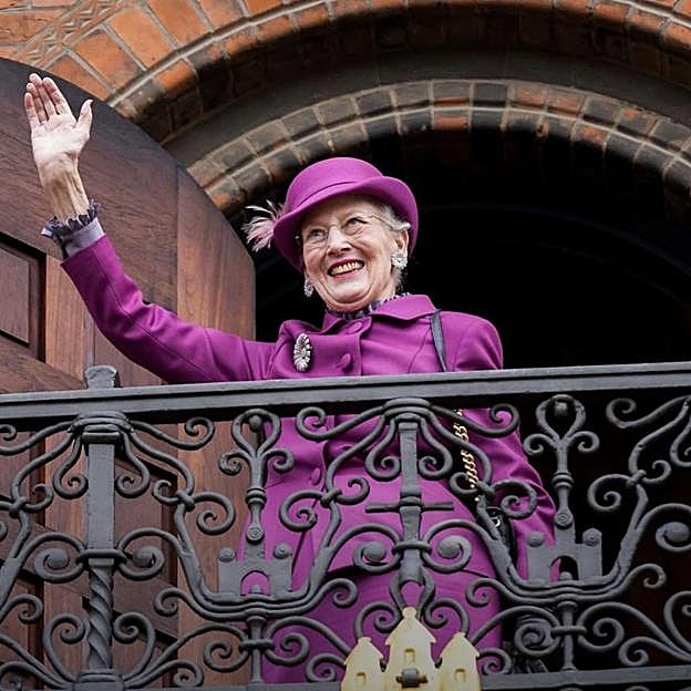 La reina Margarita lució su traje rosa favorito tamibén en las celebraciones de su Jubileo de oro: sus 50 años en el trono, celebrados en 2022. 