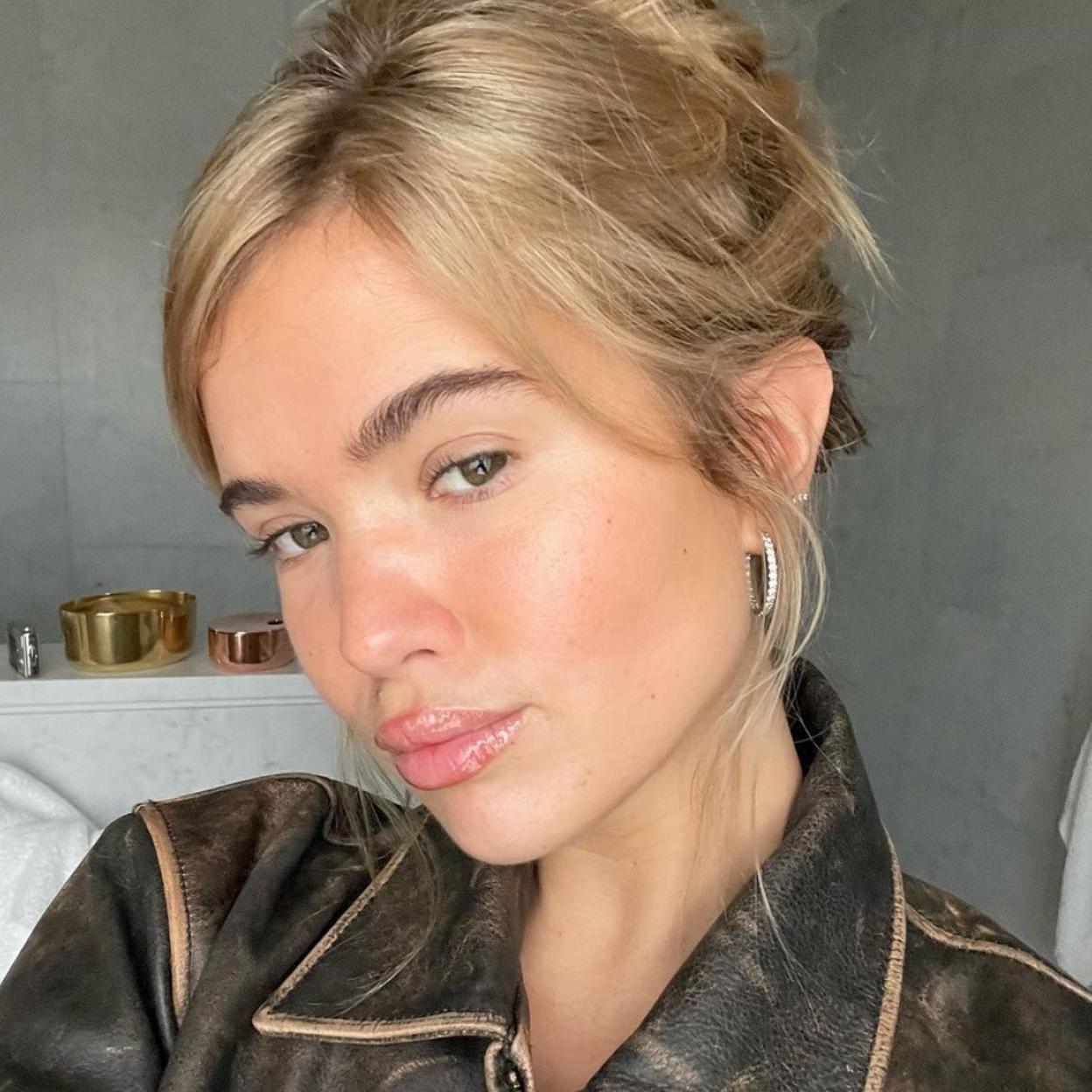 Una mujer con los labios hidratados.