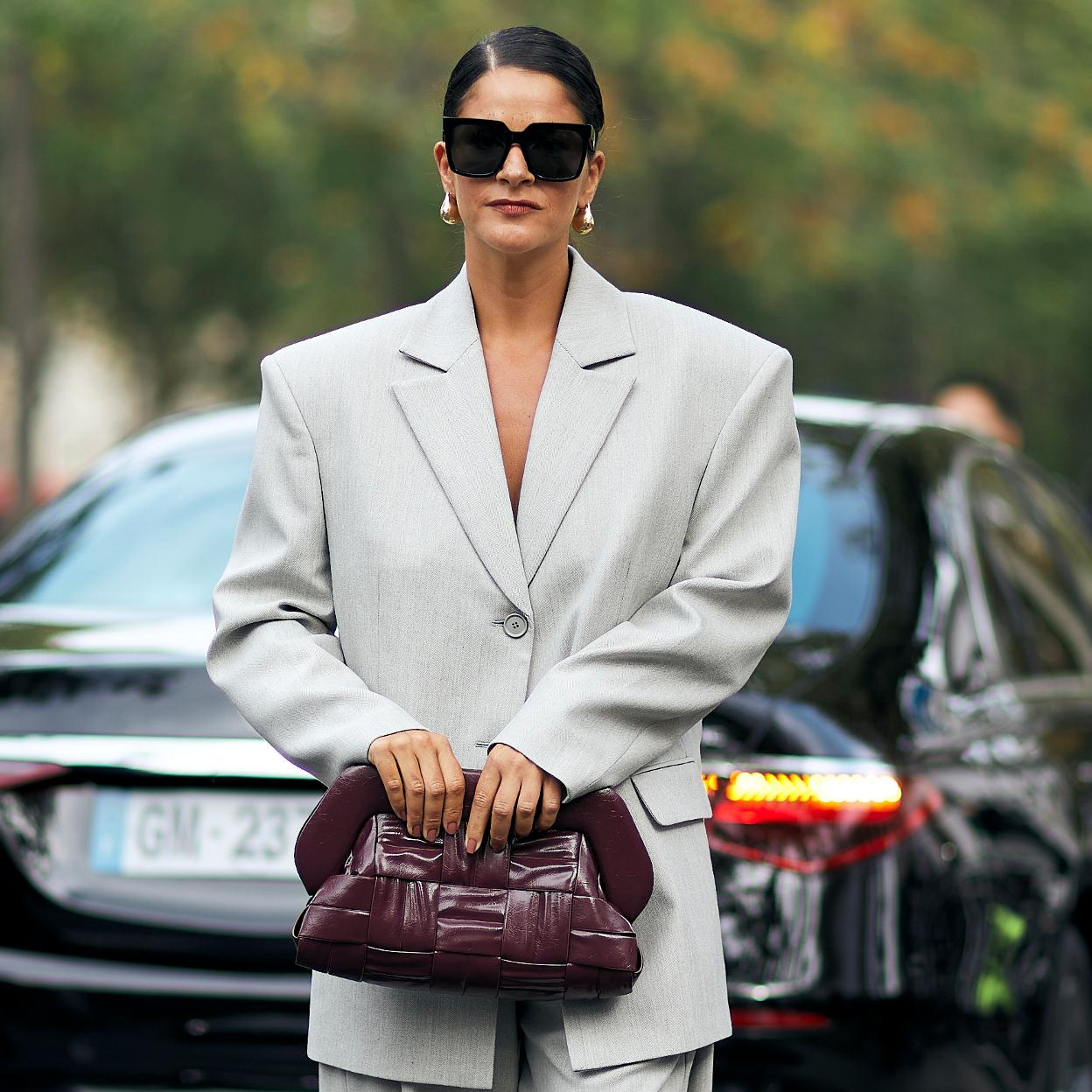 Un look con un bolso de color borgoña.