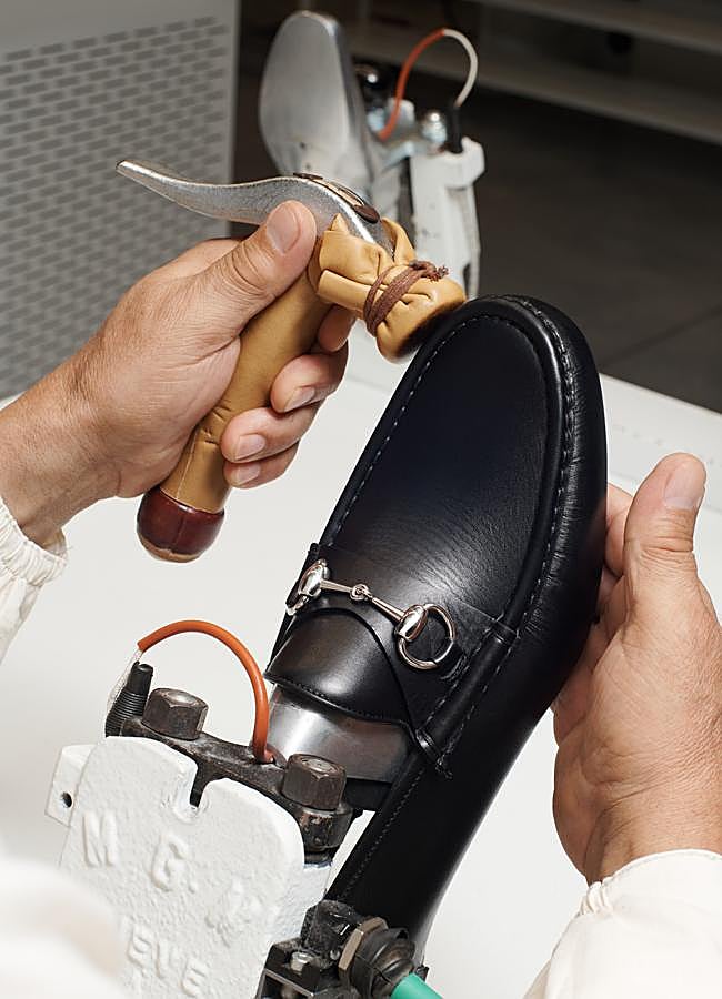 Imagen - Detalle del saber hacer de los mocasines Horsebit de Gucci.