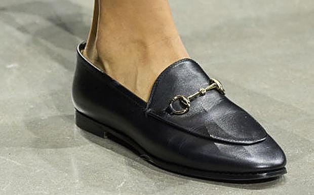 Detalle del mocasín Horsebit de Gucci en su versión clásica en color negro, durante el desfile de la casa para la primavera 2024.