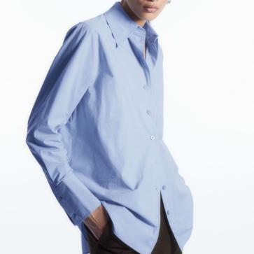 Imagen secundaria 1 - El cárdigan de Sézane, la camisa azul de COS y la camiseta blanca de Uniqlo.