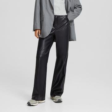 Imagen secundaria 1 - Los vaqueros 501 de Levi's, los pantalones efecto de piel de Bershka y la falda de Arket.