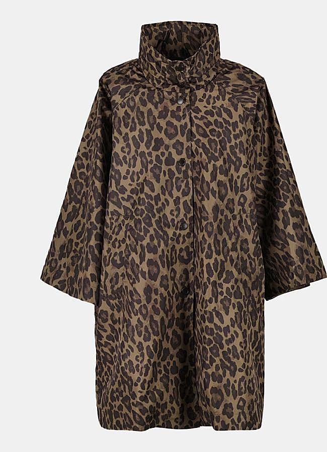 Imagen - Chubasquero con estampado animal de Woman El Corte Inglés. Foto: El Corte Inglés.