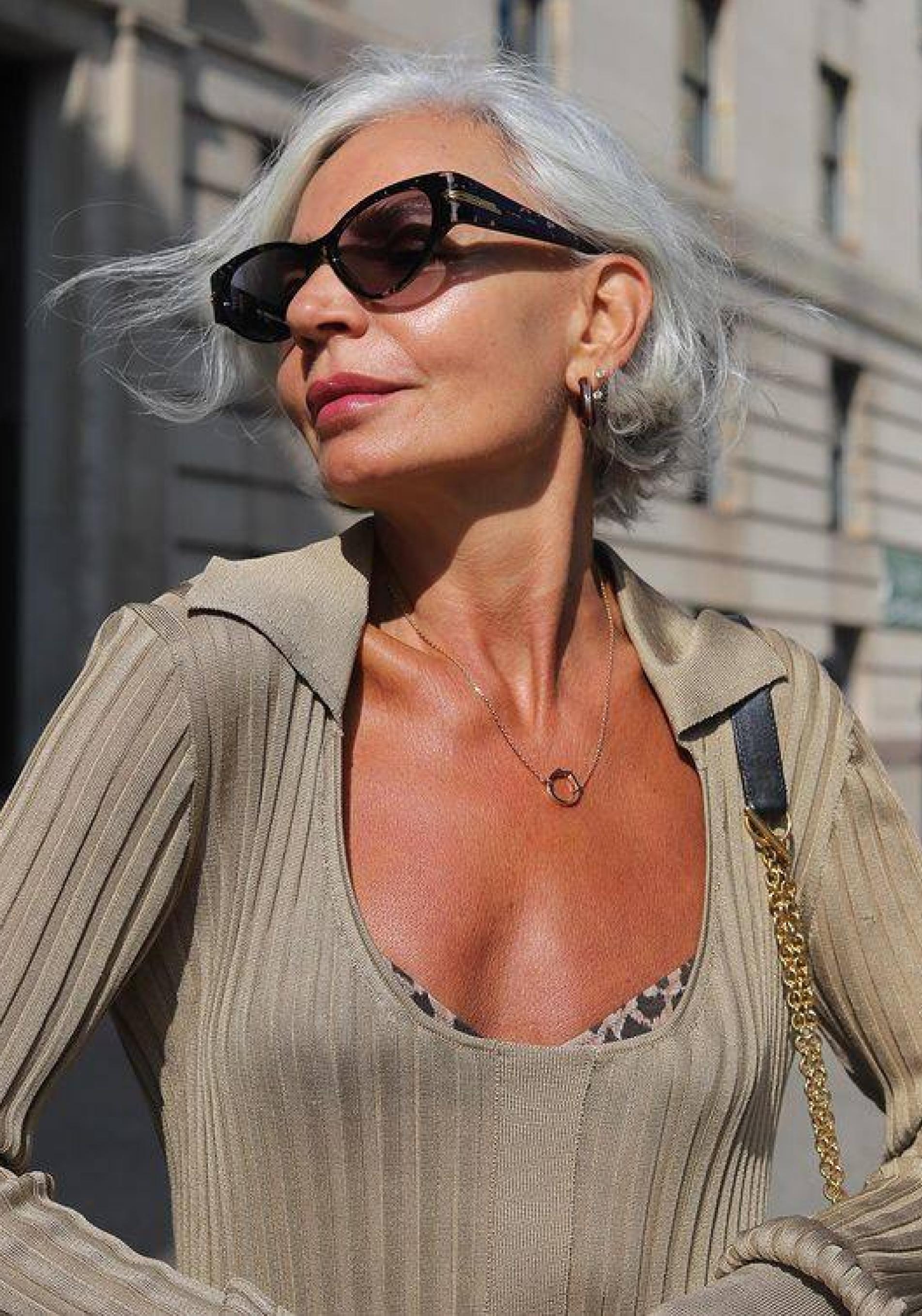 La influencer silver Grace Ghanem con su característico pelo con canas.