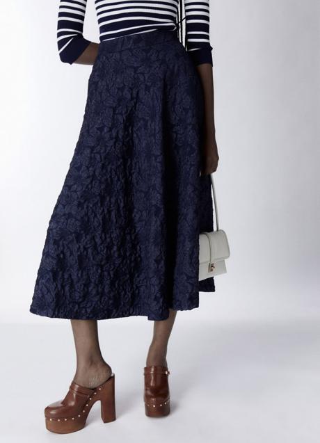 Imagen - Falda azul marino de Sfera (45,99 euros)