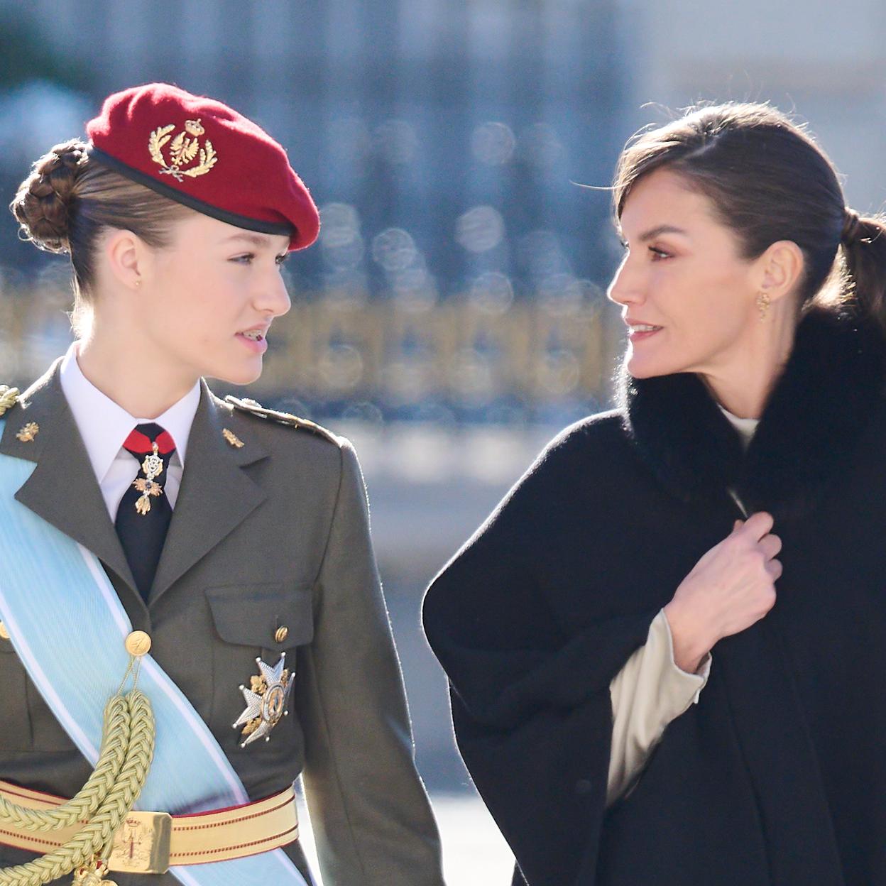 Un momento de complicidad entre la princesa Leonor y la reina Letizia, durante la última celebración de la Pascua Militar. 
