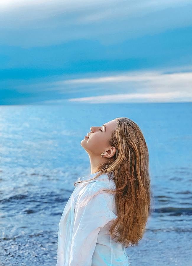 Imagen - Mujer meditando frente al mar. / PEXELS