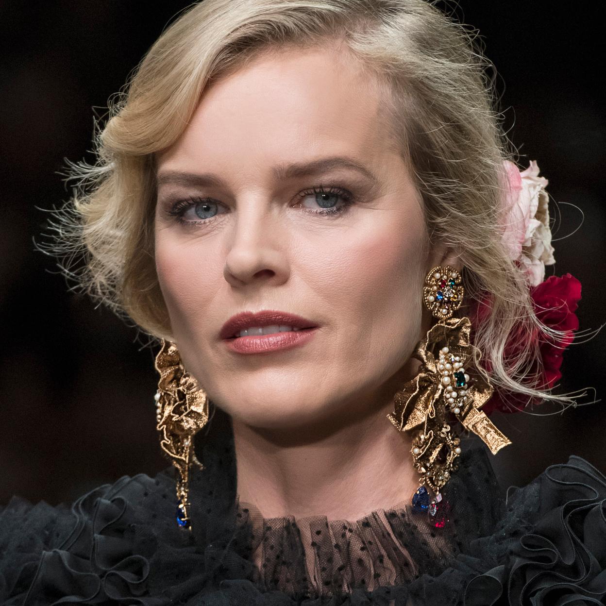 Una modelo con la piel madura.