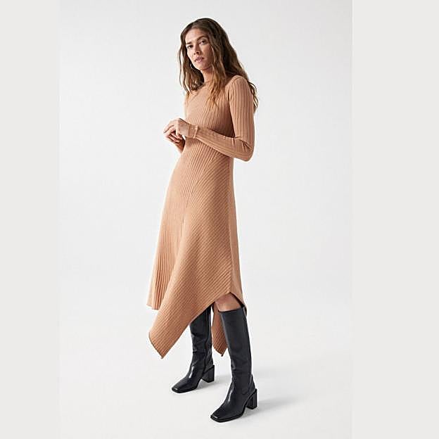 Imagen principal - El vestido de Salsa, las botas de miMaO y el bolso de Mango.