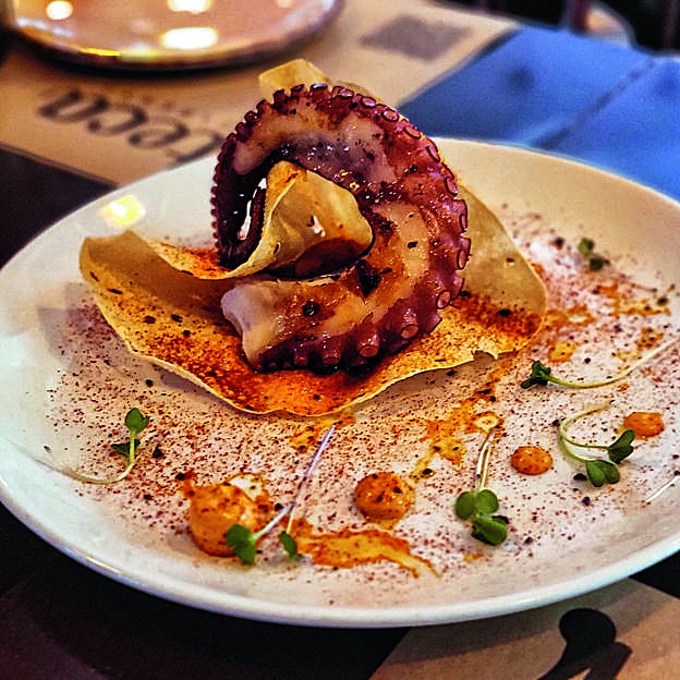 El pulpo braseado con puré de boniado de Taberna Teca, un restaurante valenciano del que Vicky Sevilla destaca su propuesta gastronómica,