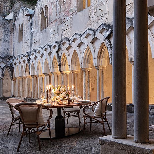 El claustro del hotel, en el que también vemos a C.Tangana y Évole, es un marco incomparable para celebrar cenas privadas.