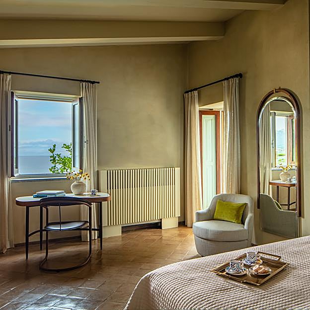 Una de las habitaciones del Anantara Convento di Amalfi Grand Hotel, con vistas al Mediterráneo.