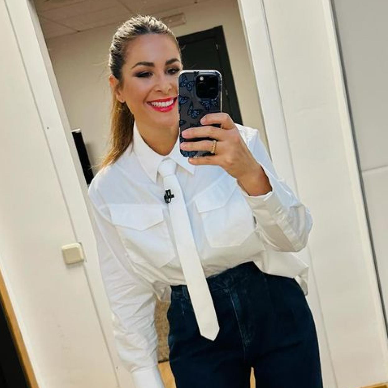 Nuria Roca se hace una foto frente al espejo.