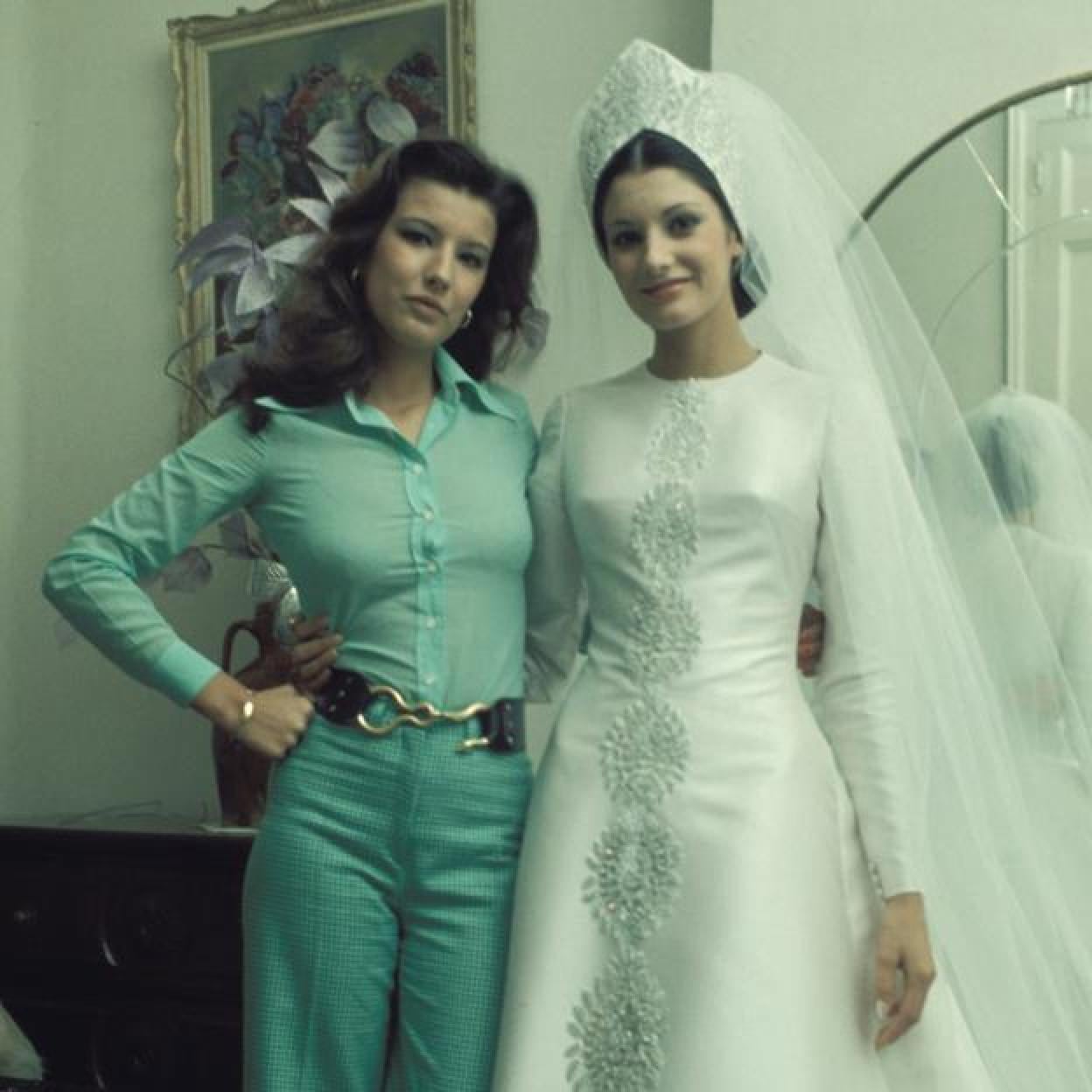 Carmen Ordóñez, el día de su boda, con su hermana Belén. 
