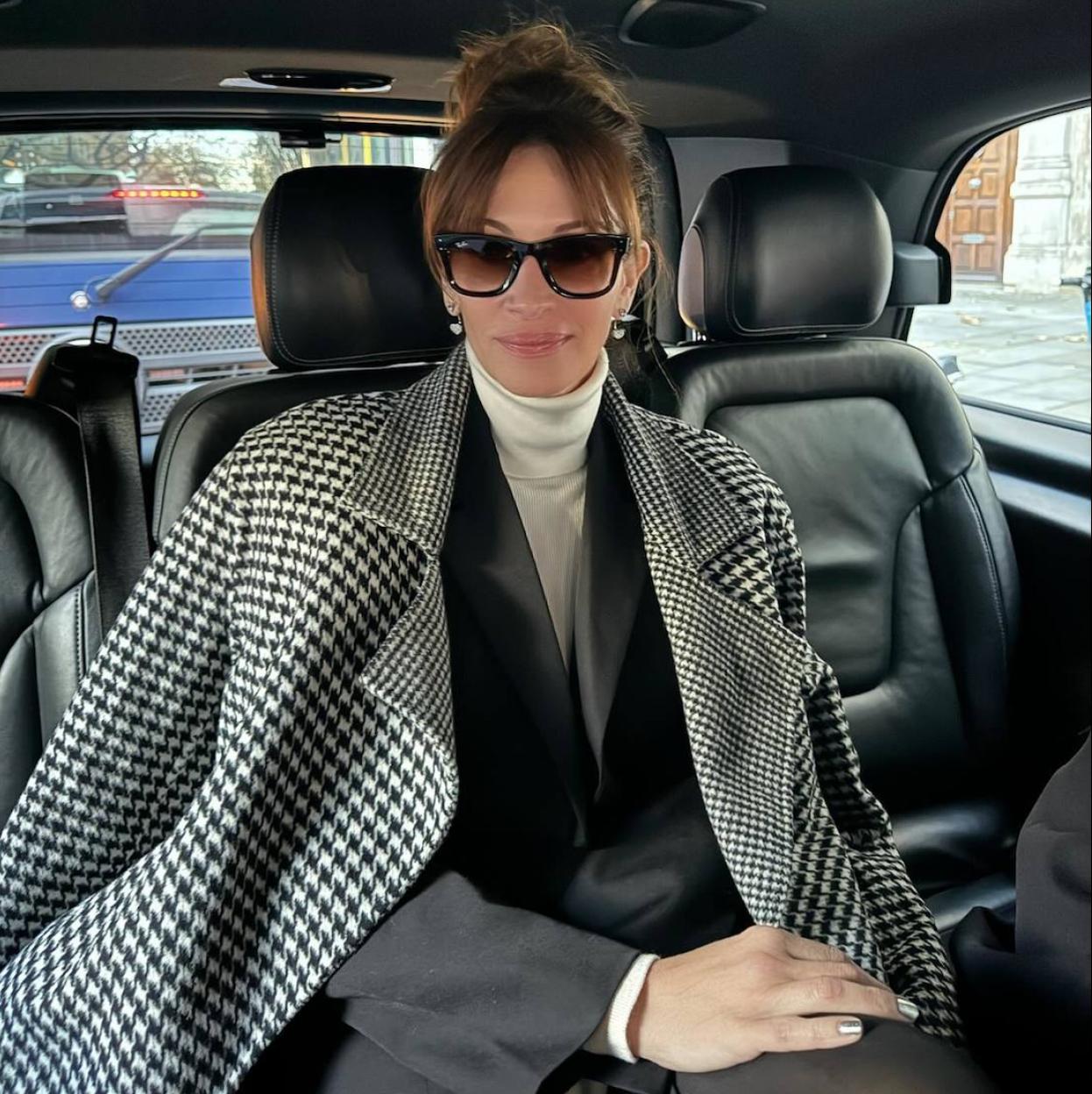 Julia Roberts con abrigo de pata de gallo