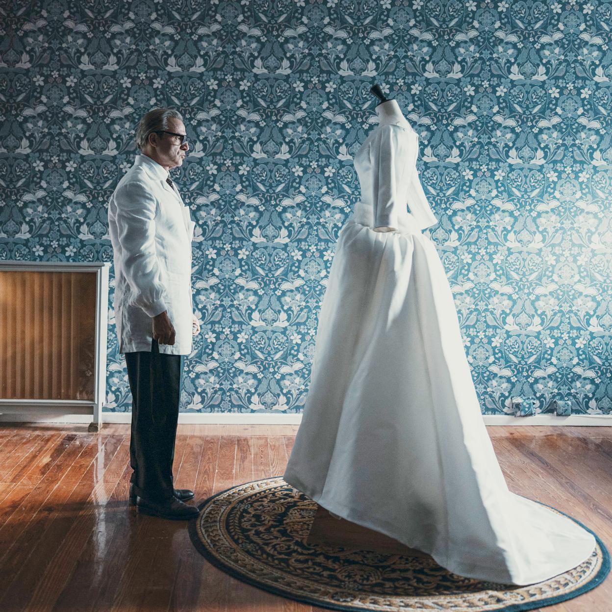 Alberto San Juan como Cristóbal Balenciaga en una imagen de su biopic.