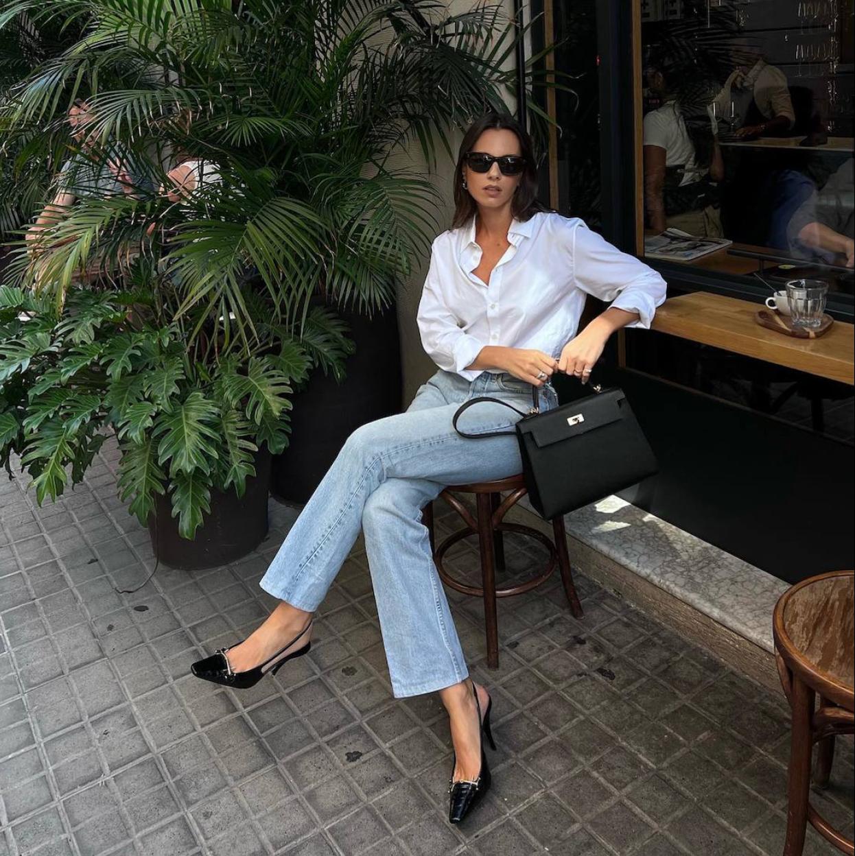 La influencer lleva un look básico con camisa de seda