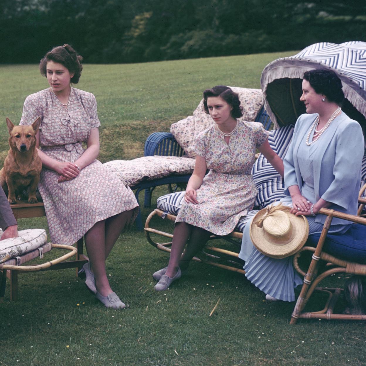 La reina Elizabeth con sus hijas, con las que compartiría cierta curiosidad por el espiritismo y el más allá. 