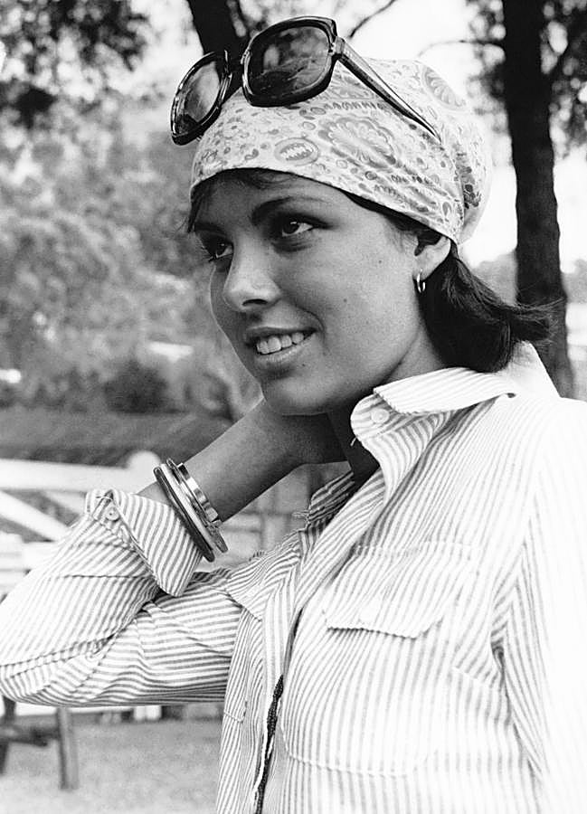 Imagen - Carolina de Mónaco en una iconica imagen con pañuelo en la cabeza. / GETTY IMAGES