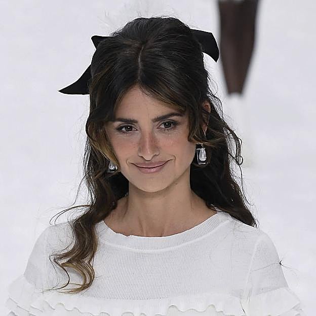 Penélope Cruz con peinado semirrecogido con lazo