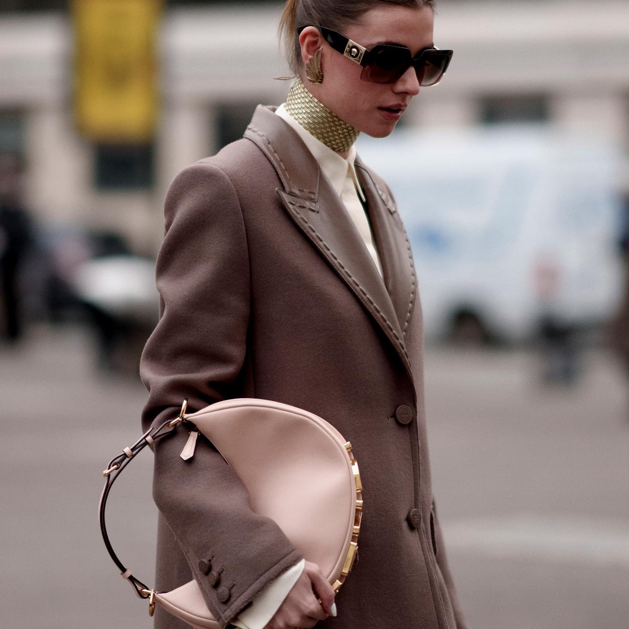 Un look de street stlye con un bolso media luna.