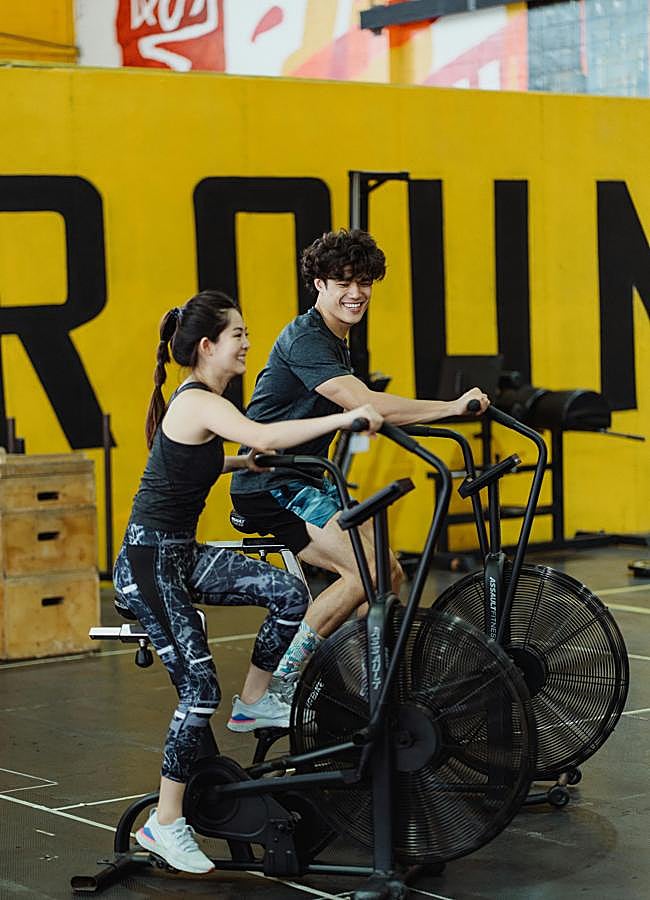 Imagen - Pareja en la elíptica/PEXELS