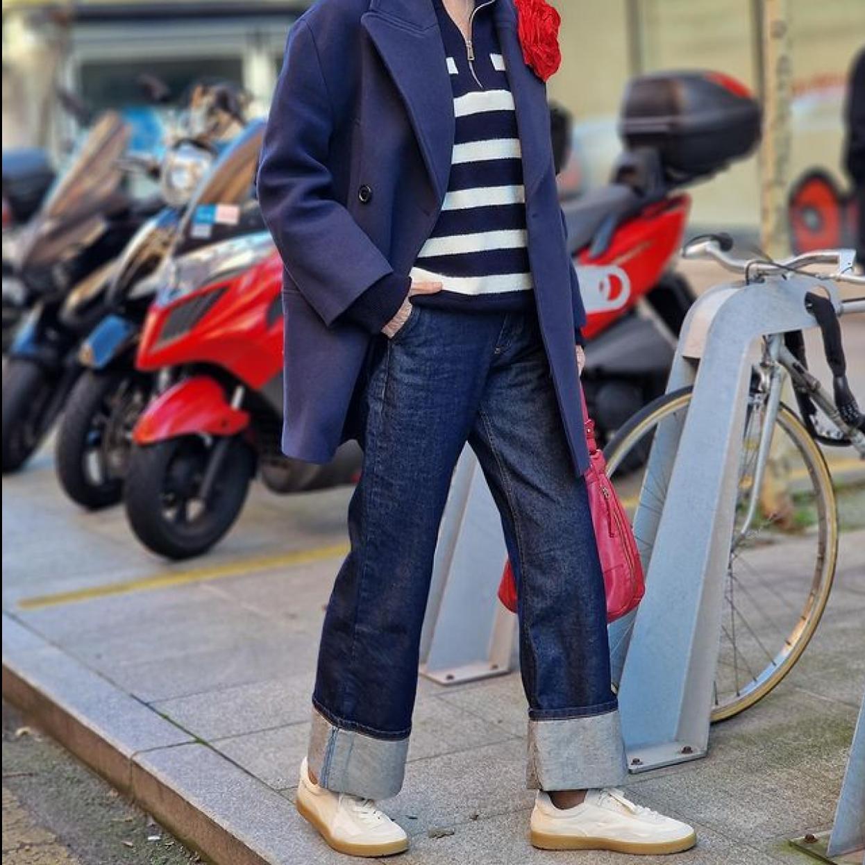 La influencer Carmen Gimeno con unos vaqueros con vuelta en el bajo.