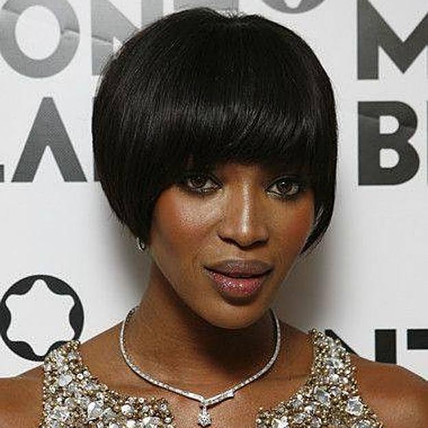 Naomi Campbell con soft bowl en torno al rostro