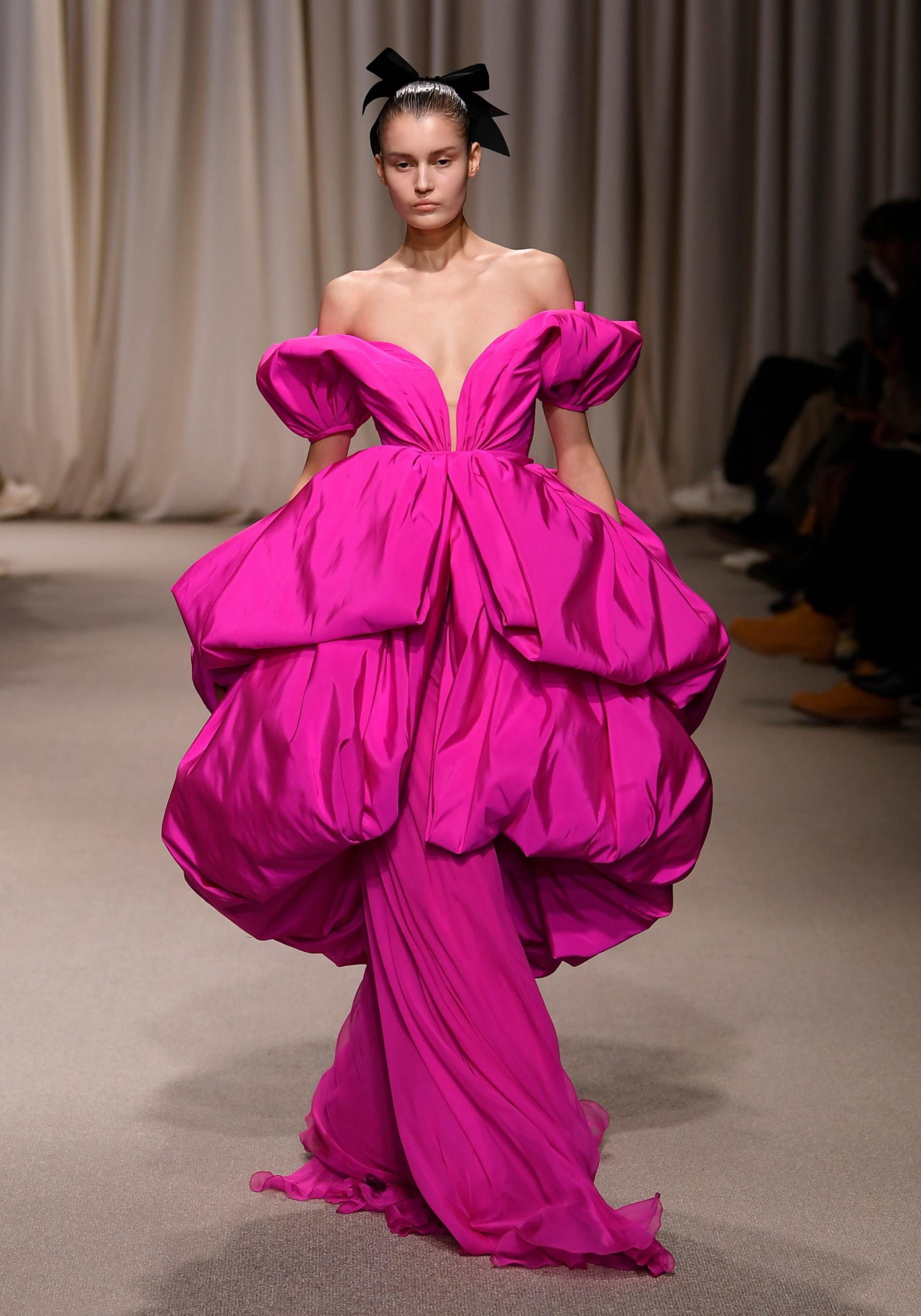 Look del desfile de Giambattista Valli en la Semana de la Alta Costura de París enero 2024. 