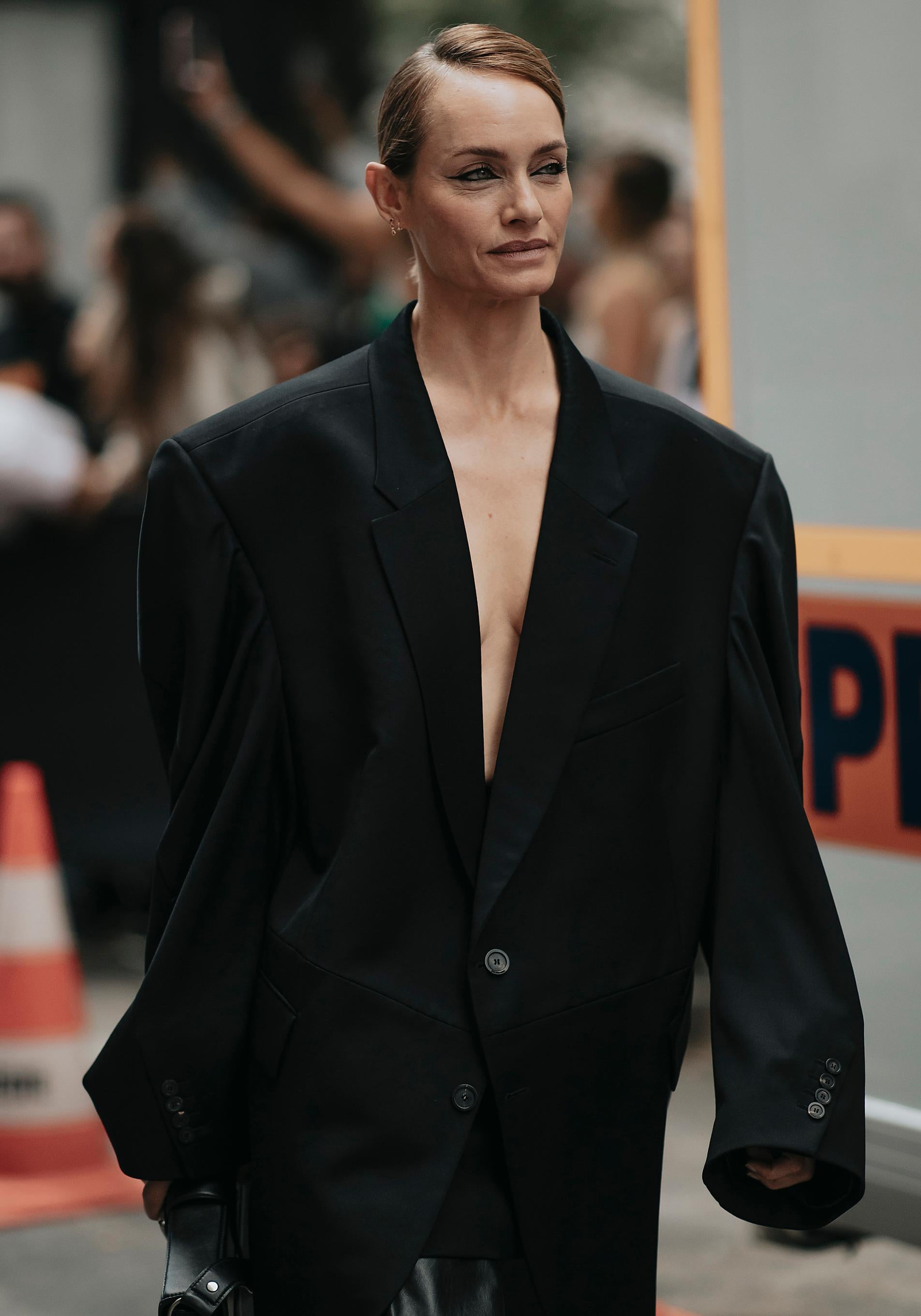 La modelo Amber Valletta con un escote XXL.